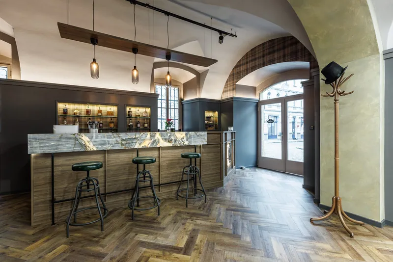 Mramorový bar, barové stoličky a vstup z Rooseveltovy ulice